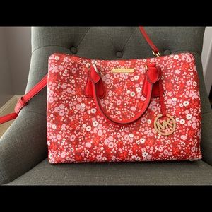 Micheal Kors shoulder bag excellent condition.